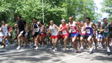 Vista panorámica de la Carrera 5 de Mayo que se lleva a cabo anualmente en Brooklyn con la participación de decenas de atletas de diferentes sectores de la nación.