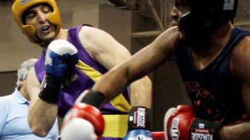 Sospechoso Tamerlan Tsarnaev, izquierda, peleando contra Lamar Fenner de Chicago,  durante el torneo nacional de boxeo  Golden Gloves en 2009.