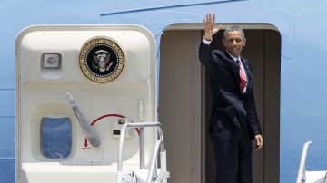 Obama se despide desde la puerta del Air Force One tras la gira de tres días por México y Costa Rica.