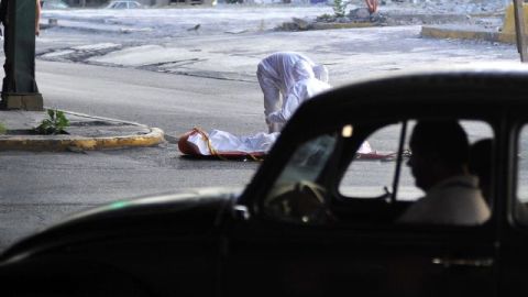 Agentes de la fiscalía y peritos recogieron del lugar más de 76 casquillos percutidos para fusiles AK-47 y R-15.