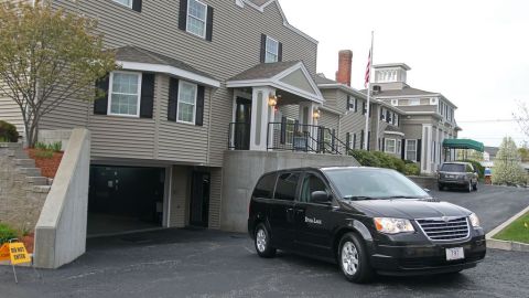 Se cree que este vehículo transportó el cuerpo de Tsarnaev a la funeraria.