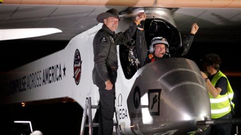El avión que trabaja con energía solar es capaz de volar día y noche.