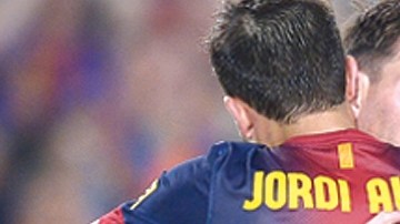 El delantero argentino del FC Barcelona Leo Messi (d) trata de escapar de Amaya, del Real Betis, durante el partido de Liga disputado en el Camp Nou, en Barcelona. EFE