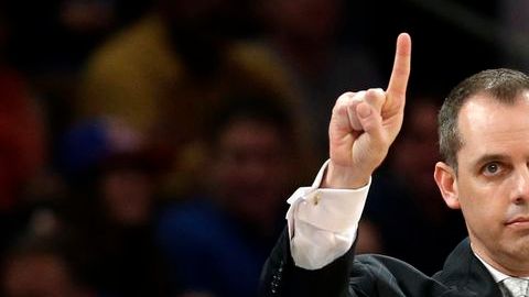El coach de los Pacer, Frank Vogel, dirige a su equipo en el primer encuentro de los cuartos ante Knicks en la NBa.