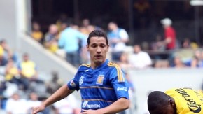 Narciso Mina pierde el esférico ante la barrida de Danilo Verón en el duelo celebrado en la cancha del Estadio Azteca.