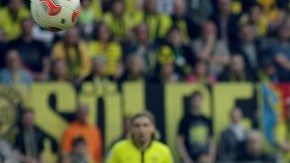 El goleador Mario Gómez (centro),  anota con golpe de cabeza   en el partido de ayer entre Bayern Munich y Borussia Dortmund.