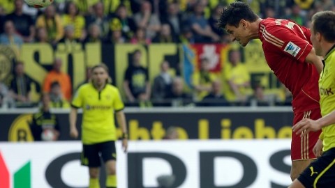 El goleador Mario Gómez (centro),  anota con golpe de cabeza   en el partido de ayer entre Bayern Munich y Borussia Dortmund.