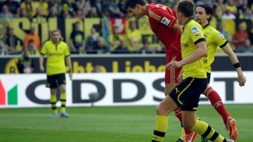 El goleador Mario Gómez (centro),  anota con golpe de cabeza   en el partido de ayer entre Bayern Munich y Borussia Dortmund.