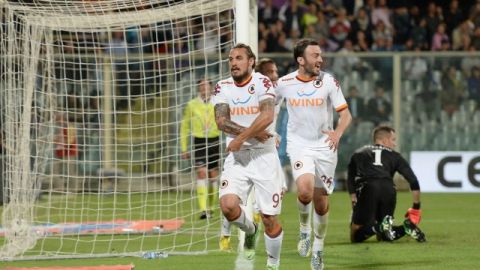 Daniel Osvaldo (9) celebra  el gol de la Roma  ante   Fiorentina.