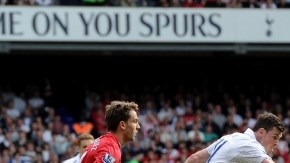 Gareth Bale remata de zurda para anotar el gol de la victoria del Tottenham Hospur  sobre el Southampton,  ayer en la Liga Premier.