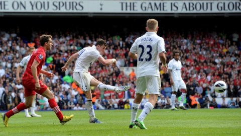 Gareth Bale remata de zurda para anotar el gol de la victoria del Tottenham Hospur sobre el Southampton, ayer en la Liga Premier.
