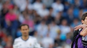 Kaká, autor de un gol, supera en velocidad a Víctor Pérez, en el choque de ayer en el Santiago Bernabéu.