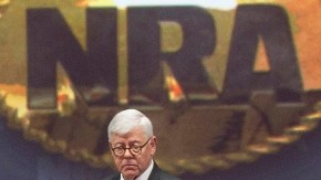 Los líderes de  NRA   aplauden al director  Wayne LaPierre cuando  acusó a 'las élites políticas y  la prensa' de atacarlos injustamente.