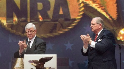 Los líderes de  NRA   aplauden al director  Wayne LaPierre cuando  acusó a 'las élites políticas y  la prensa' de atacarlos injustamente.
