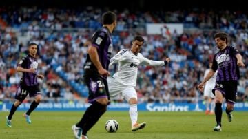 El portugués Cristiano Ronaldo guió el triunfo del Real Madrid ayer sobre el Valladolid, en juego disputado en el Santiago Bernabeu, cuyos asistentes silbaron al técnico Mourinho y ovacionaron al portero Iker Casillas.