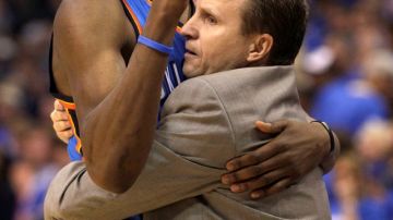Kevin Durant (izq) festeja con el entrenador del Thunder, Scott Brooks.