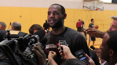 LeBron James, estrella del Heat, responde a los periodistas.