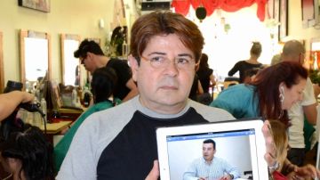 Oscar Supelano sujeta un foto de su hermano Jacobo apresado en Venezuela.
