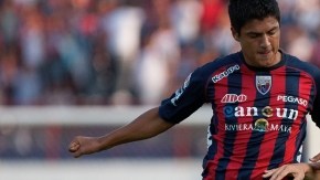 Efraín Velarde detiene el esférico ante la marca del Luis Venegas en el cierre de la jornada 17.