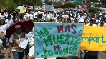 Hombres, mujeres y niños  marchan en Tegucigalpa  para exigir paz, el cese de la violencia, que causa a diario una veintena de muertos en el país.