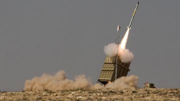 Un cohete es lanzado desde un nuevo sistema antimisiles israel, con el fin de interceptar un cohete disparado por militantes palestinos desde la Franja de Gaza.