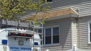 Residentes de Ozone Park expresaron sus preocupaciones a los agentes de la Policía de NYC. En el recuadro, boceto del sospechoso.