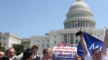 Miles de activistas se congregaron frente al Congreso para reclamar el alto a las deportaciones y una reforma migratoria  en el país, el mes pasado.