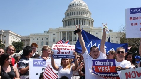 Miles de activistas se congregaron frente al Congreso para reclamar el alto a las deportaciones y una reforma migratoria  en el país, el mes pasado.