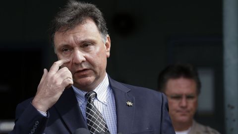El forense del condado de San Mateo,  Robert Foucrault, a cargo de gran parte de la pesquisa.