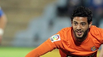 Carlos Vela, delantero mexicano de la Real Sociedad, celebra su gol sobre los 'azulones' en duelo de la jornada 34 de la Liga Española.