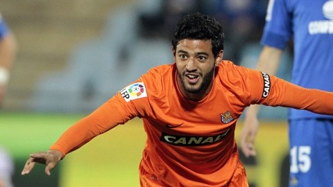 Carlos Vela, delantero mexicano de la Real Sociedad, celebra su gol sobre los 'azulones' en duelo de la jornada 34 de la Liga Española.