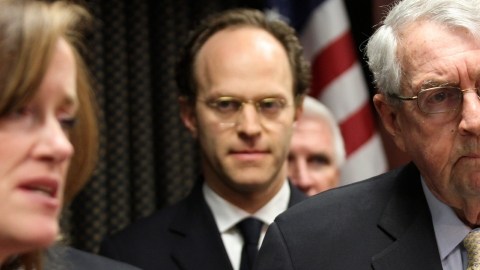 El fiscal de Brooklyn, Charles Hynes (der.), y el fiscal del condado Nassau, Kathleen Rice, anunciaron la acusación contra Joselito Vega, de 42 años.