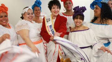 La legendaria actriz y cantante Chita Rivera (centro), en la rueda de prensa en la cual se anunció que será la gran mariscal del tradicional Desfile Nacional Puertorriqueño.