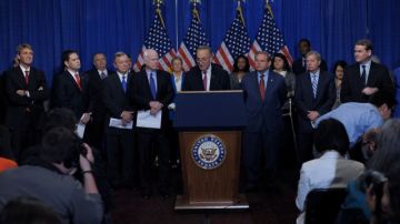 Senadores estadounidenses presentaron el mes pasado en el Capitolio los detalles del proyecto de reforma migratoria.