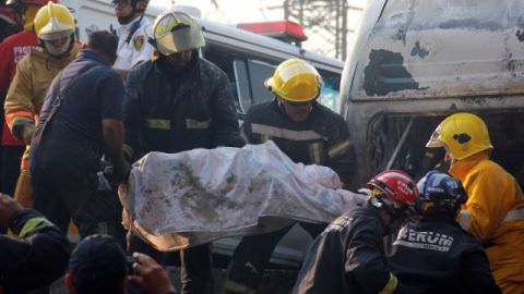 Bomberos, tanto del Estado de México como del Distrito Federal, trabajan en parejas para buscar gente atrapada en los escombros.