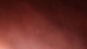 La explosión dejó daños en vehículos y casas cercanas.