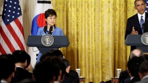 Obama y la líder de Corea del Sur, Park Geun-hye (izqda), durante la conferencia de prensa.