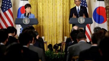 Obama y la líder de Corea del Sur, Park Geun-hye (izqda), durante la conferencia de prensa.