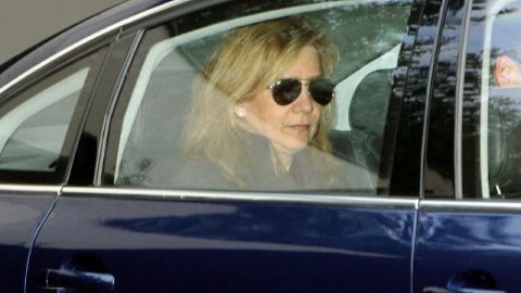 La infanta Cristina sale de su casa para acudir a la sede central de la Caixa en Barcelona para incorporarse a su puesto de trabajo.