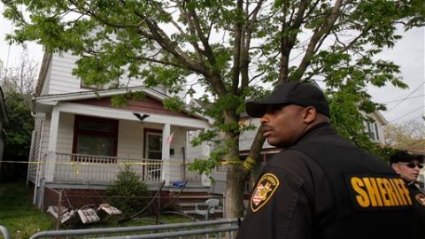 Las autoridades se encuentran evaluando los testimonios de las mujeres alegadamente secuestradas en esta casa y de los tres individuos que fueron denunciados por ellas.