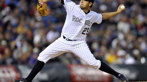 Jorge de la Rosa derrotó a Hiroki Kuroda en un duelo de lanzadores bajo la lluvia.