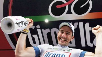 El ciclista alemán John Degenkolb (Argos-Shimano) celebra en el podio la victoria conseguida en la quinta etapa del Giro de Italia, disputada entre Cosenza y Matera