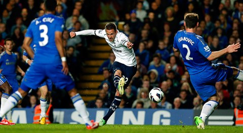 Chelsea abrió a la cuenta a los 11 minutos con el gol del brasileño Oscar y Emmanuel Adebayor niveló a los 26.