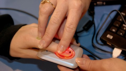 Se aconseja que los padres tomen las huellas digitales de sus niños.
