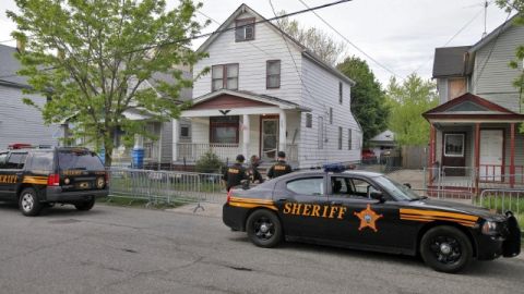 DMX12 - CLEVELAND (OH, EEUU) 07/05/2013.- Miembros de la policía permanecen frente a una casa en la Avenida Seymour en Cleveland, Ohio, donde fueron halladas hoy, martes 7 de mayo 2013, tres jóvenes desaparecidas. Amanda Berry, desaparecida en 2003, Gina DeJesus, en 2004, y Michelle Knight, en 2002, fueron encontradas vivas anoche en una vivienda en la Avenida Seymour, en el barrio de Cleveland, cuyo propietario, Ariel Castro, de 52 años, ex conductor de autobús escolar y músico, fue arrestado junto con otros dos sospechosos, según informó la policía local. Los otros dos arrestados son los hermanos de Ariel Castro, Pedro Castro y Onil Castro. EFE/David Maxwell