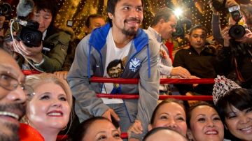 El simpático excampeón mundial Manny Pacquiao, de Filipinas, comparte un momento agradable con sus fanáticas en Las Vegas, Nevada.