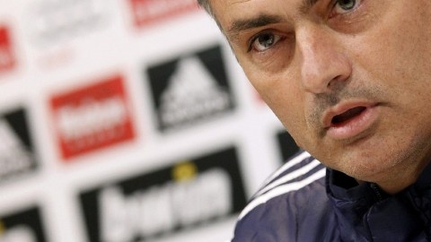 El técnico portugués José Mourinho de problema en problema en el Real.