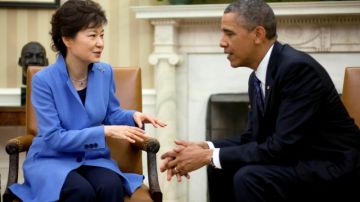 El presidente Barack Obama (d), y su homóloga surcoreana, Park Geun-hye, comparecen en una rueda de prensa en la Casa Blanca en Washington DC.