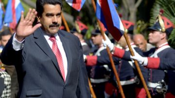 Nicolás Maduro recibe honores de jefe de estado a su llegada a Montevideo.