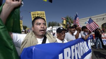 Un grupo de personas que apoya los derechos de los inmigrantes marcha en apoyo a la reforma migratoria en Los Ángeles.